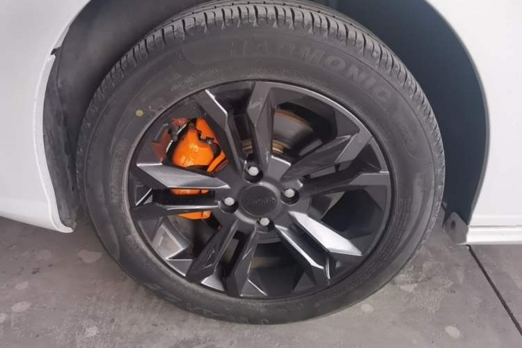 Used Dongfeng Aeolus Yixuan 2023 Mach Edition 1.5L Automatic Chasing Wind Version Left Front Wheel Hub
