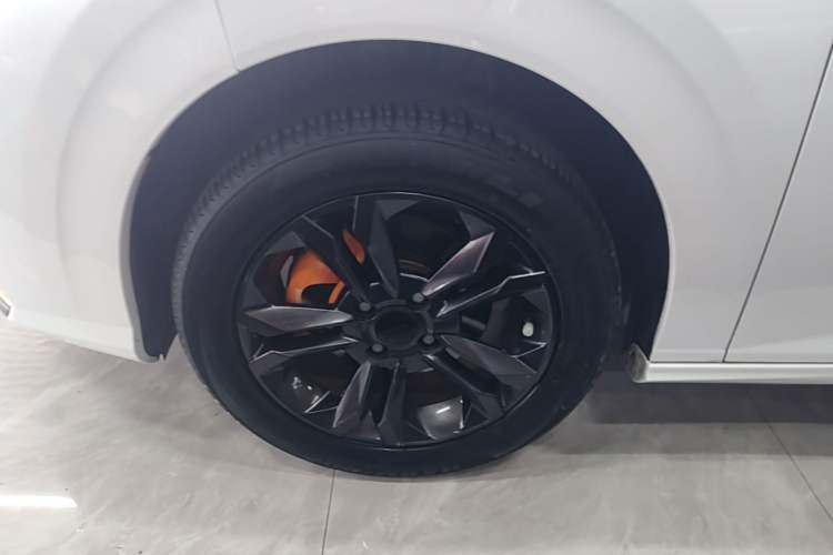 Used Dongfeng Aeolus Yixuan 2023 Mach Edition 1.5L Automatic Chasing Wind Version Left Front Wheel Hub