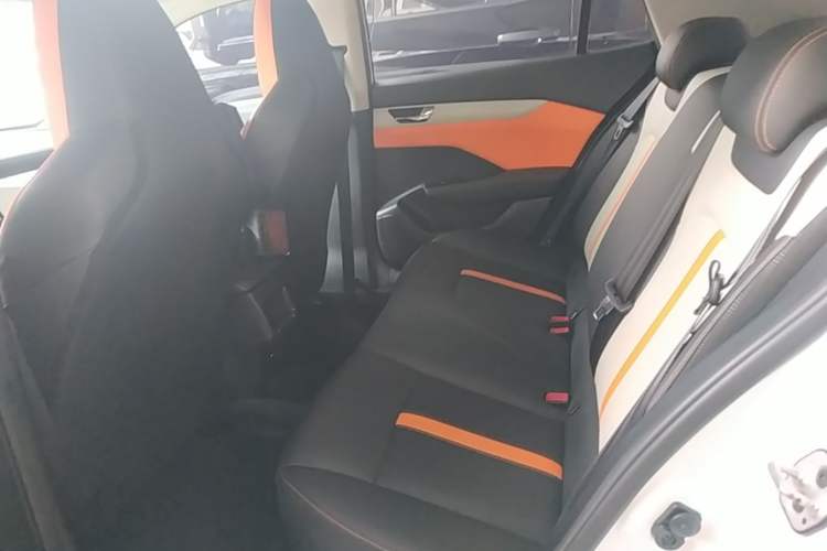 Used Dongfeng Aeolus Yixuan 2023 Mach Edition 1.5L Automatic Chasing Wind Version Left Rear Seat