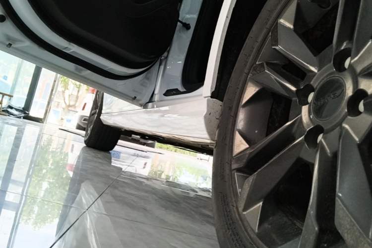 Used Dongfeng Aeolus Yixuan 2023 Mach Edition 1.5L Automatic Chasing Wind Version Left Side Sill