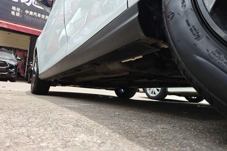 Used Dongfeng Aeolus Yixuan 2023 Mach Edition 1.5L Automatic Chasing Wind Version Left Side Sill