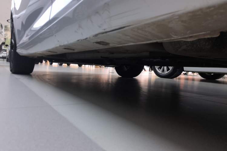 Used Dongfeng Aeolus Yixuan 2023 Mach Edition 1.5L Automatic Chasing Wind Version Left Side Sill