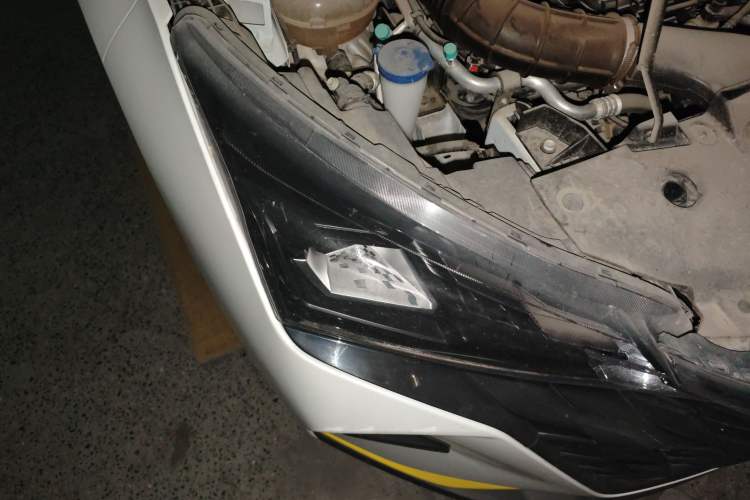 Used Dongfeng Aeolus Yixuan 2023 Mach Edition 1.5T Automatic Pursuit Rider Version Right Front Headlight