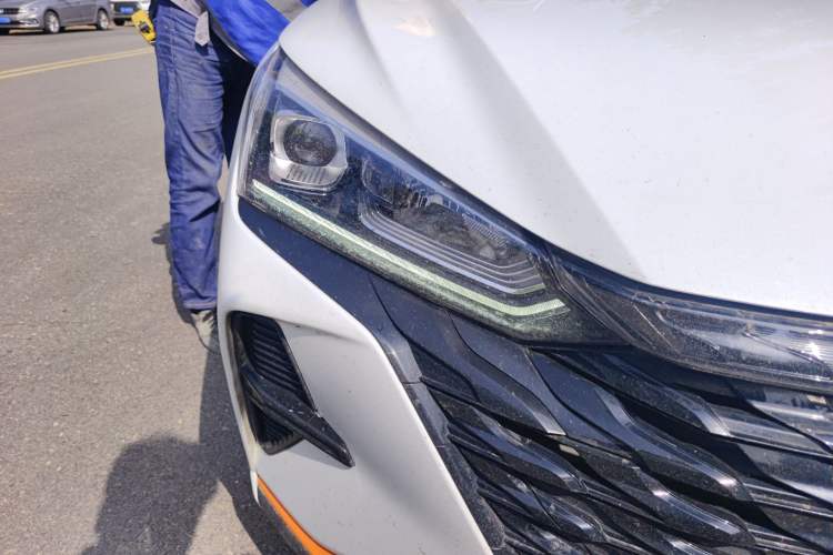 Used Dongfeng Aeolus Yixuan 2023 Mach Edition 1.5L Automatic Chasing Wind Version Right Front Headlight