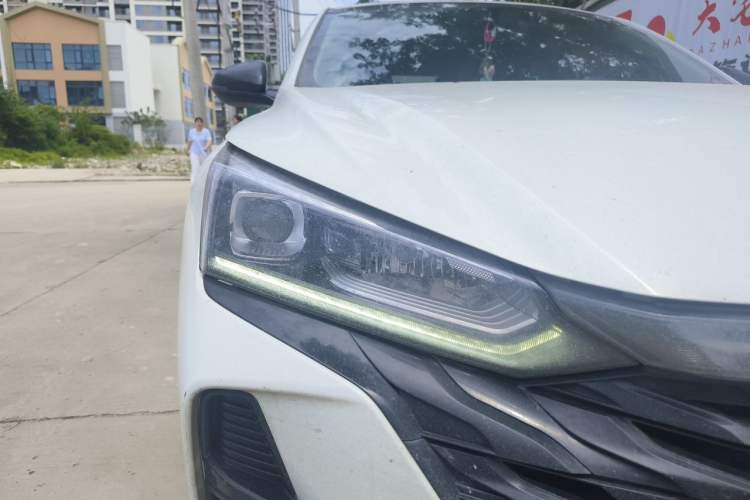 Used Dongfeng Aeolus Yixuan 2023 Mach Edition 1.5L Automatic Chasing Wind Version Right Front Headlight