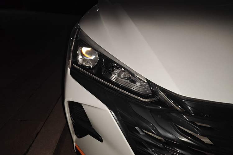 Used Dongfeng Aeolus Yixuan 2023 1.5L Automatic Glory Edition Right Front Headlight