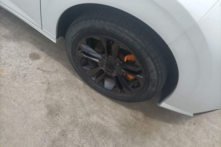 Used Dongfeng Aeolus Yixuan 2023 Mach Edition 1.5L Automatic Chasing Shadow Version Right Front Wheel Hub
