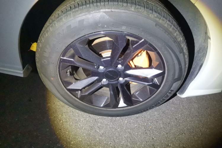 Used Dongfeng Aeolus Yixuan 2023 Mach Edition 1.5L Automatic Chasing Shadow Version Right Front Wheel Hub