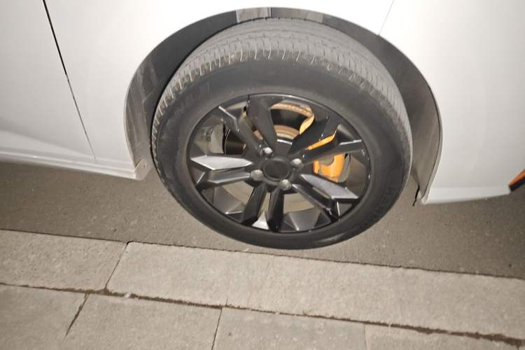 Used Dongfeng Aeolus Yixuan 2023 1.5L Automatic Glory Edition Right Front Wheel Hub