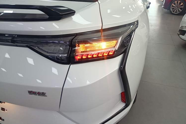 Used Dongfeng Aeolus Yixuan 2023 Mach Edition 1.5L Automatic Chasing Wind Version Right Rear Taillight