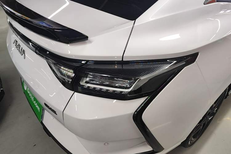 Used Dongfeng Aeolus Yixuan 2023 Mach Edition 1.5T Automatic Pursuit Rider Version Right Rear Taillight