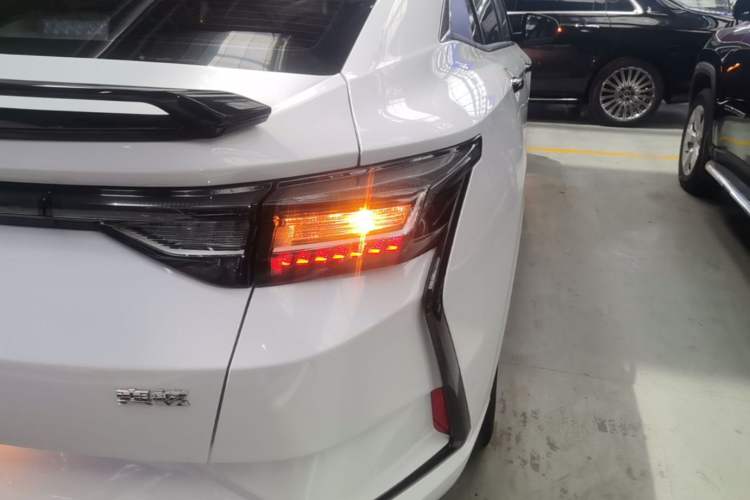 Used Dongfeng Aeolus Yixuan 2023 Mach Edition 1.5L Automatic Chasing Wind Version Right Rear Taillight