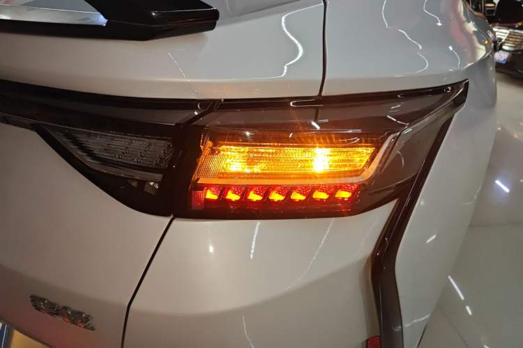 Used Dongfeng Aeolus Yixuan 2023 Mach Edition 1.5L Automatic Chasing Wind Version Right Rear Taillight