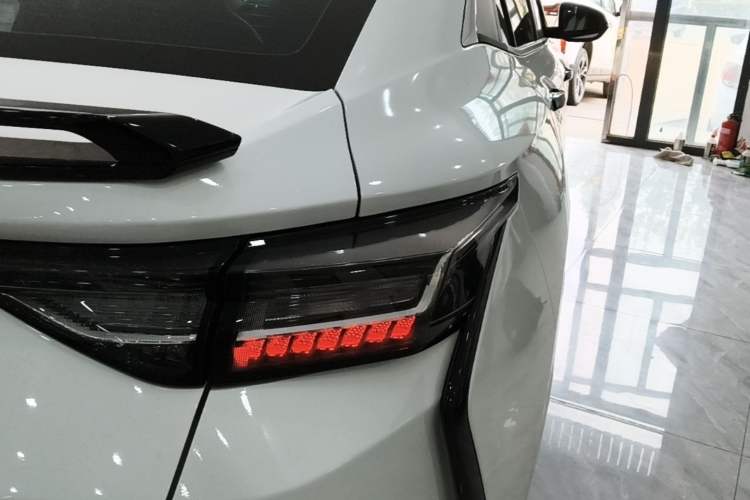 Used Dongfeng Aeolus Yixuan 2023 Mach Edition 1.5L Automatic Chasing Wind Version Right Rear Taillight
