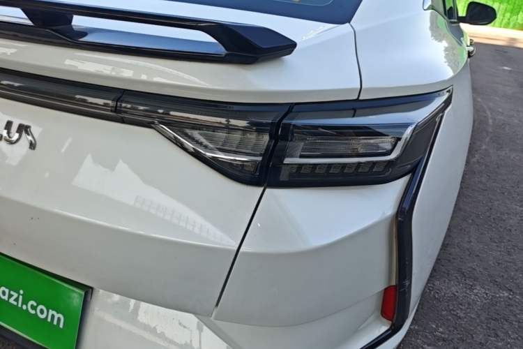 Used Dongfeng Aeolus Yixuan 2023 Mach Edition 1.5L Automatic Chasing Wind Version Right Rear Taillight
