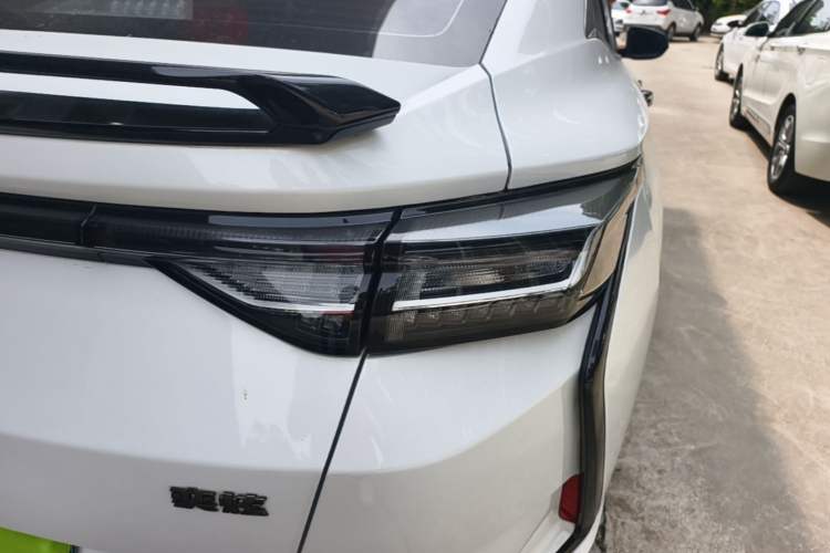 Used Dongfeng Aeolus Yixuan 2023 Mach Edition 1.5T Automatic Pursuit Rider Version Right Rear Taillight