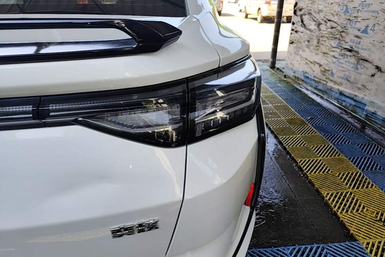 Used Dongfeng Aeolus Yixuan 2023 Mach Edition 1.5L Automatic Chasing Wind Version Right Rear Taillight