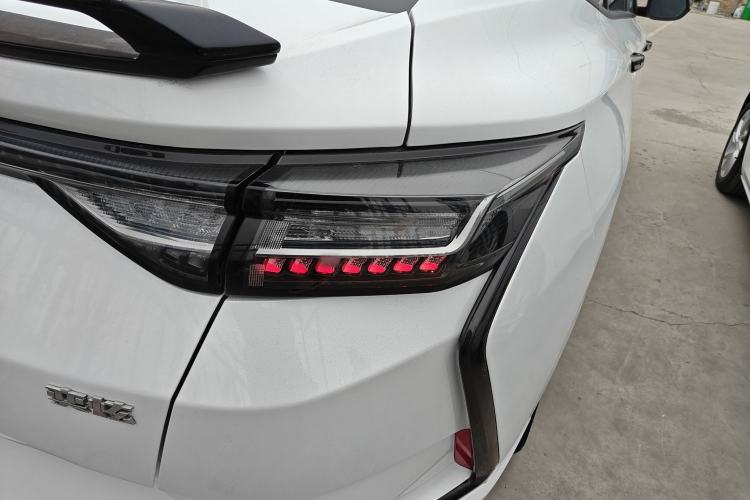 Used Dongfeng Aeolus Yixuan 2023 Mach Edition 1.5L Automatic Chasing Wind Version Right Rear Taillight