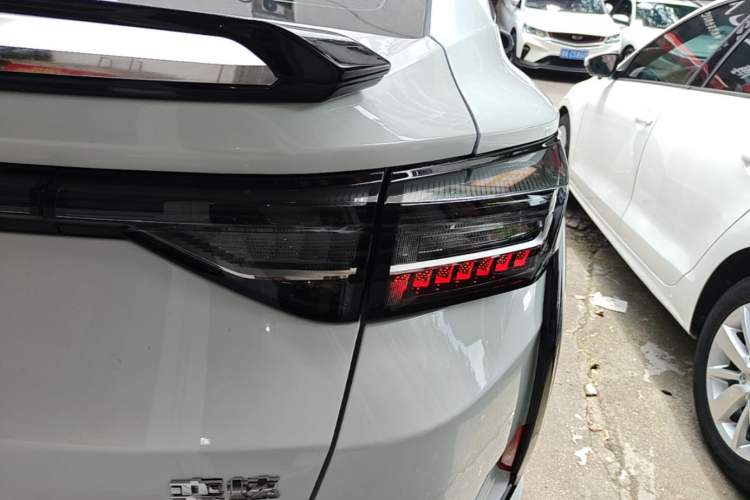 Used Dongfeng Aeolus Yixuan 2023 Mach Edition 1.5L Automatic Chasing Wind Version Right Rear Taillight