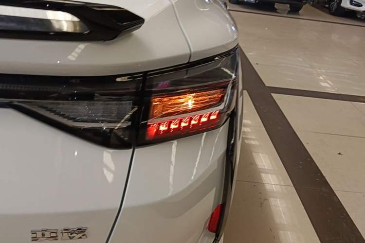 Used Dongfeng Aeolus Yixuan 2023 Mach Edition 1.5L Automatic Chasing Wind Version Right Rear Taillight