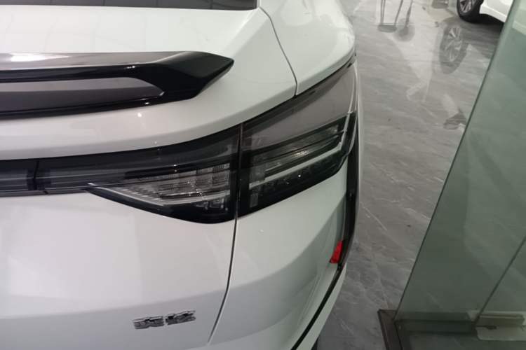 Used Dongfeng Aeolus Yixuan 2023 Mach Edition 1.5L Automatic Chasing Wind Version Right Rear Taillight