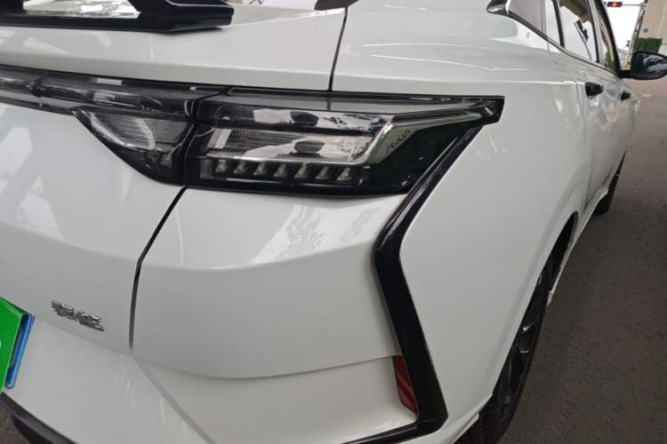 Used Dongfeng Aeolus Yixuan 2023 Mach Edition 1.5L Automatic Chasing Wind Version Right Rear Taillight