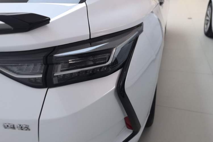 Used Dongfeng Aeolus Yixuan 2023 Mach Edition 1.5L Automatic Chasing Wind Version Right Rear Taillight