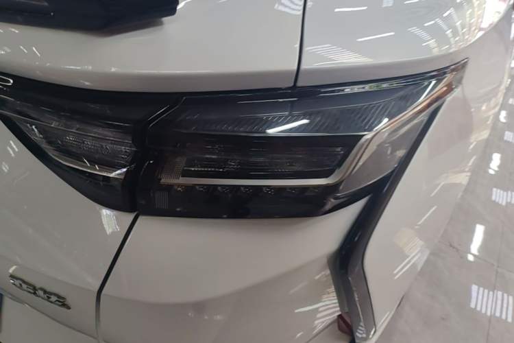 Used Dongfeng Aeolus Yixuan 2023 Mach Edition 1.5L Automatic Chasing Wind Version Right Rear Taillight