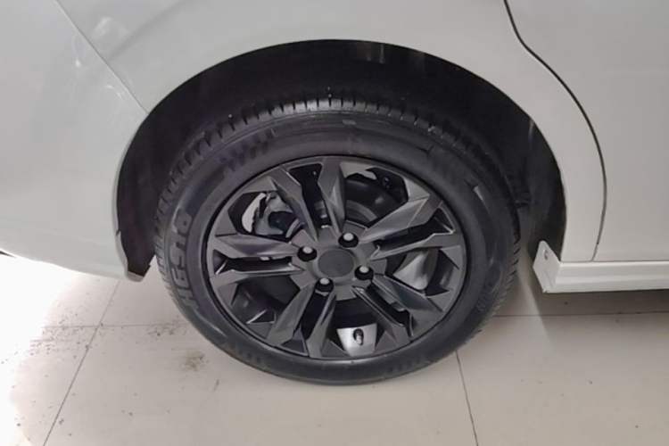 Used Dongfeng Aeolus Yixuan 2023 Mach Edition 1.5L Automatic Chasing Wind Version Right Rear Wheel Hub