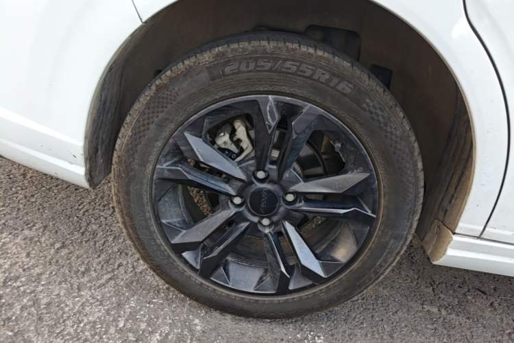 Used Dongfeng Aeolus Yixuan 2023 Mach Edition 1.5L Automatic Chasing Wind Version Right Rear Wheel Hub