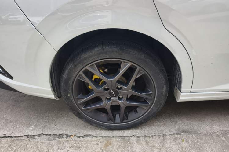 Used Dongfeng Aeolus Yixuan 2023 Mach Edition 1.5T Automatic Pursuit Rider Version Right Rear Wheel Hub