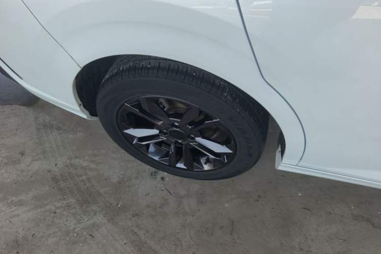 Used Dongfeng Aeolus Yixuan 2023 Mach Edition 1.5L Automatic Chasing Wind Version Right Rear Wheel Hub