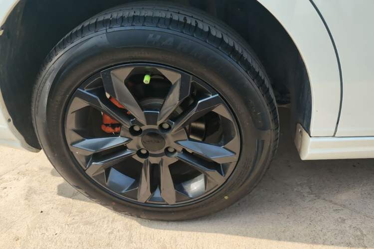 Used Dongfeng Aeolus Yixuan 2023 Mach Edition 1.5L Automatic Chasing Wind Version Right Rear Wheel Hub