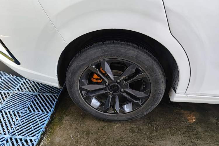 Used Dongfeng Aeolus Yixuan 2023 Mach Edition 1.5L Automatic Chasing Wind Version Right Rear Wheel Hub