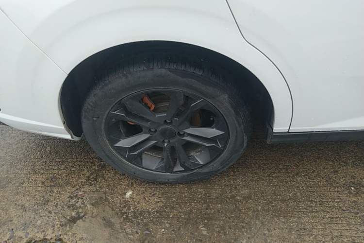 Used Dongfeng Aeolus Yixuan 2023 Mach Edition 1.5L Automatic Chasing Wind Version Right Rear Wheel Hub