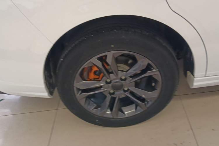 Used Dongfeng Aeolus Yixuan 2023 Mach Edition 1.5L Automatic Chasing Wind Version Right Rear Wheel Hub