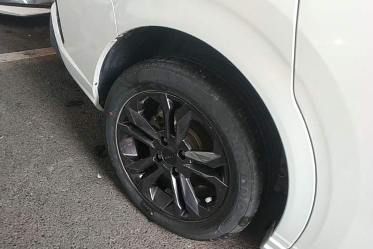Used Dongfeng Aeolus Yixuan 2023 Mach Edition 1.5L Automatic Chasing Wind Version Right Rear Wheel Hub