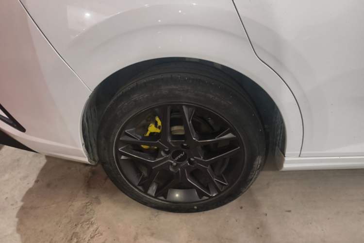 Used Dongfeng Aeolus Yixuan 2023 Mach Edition 1.5T Automatic Pursuit Rider Version Right Rear Wheel Hub