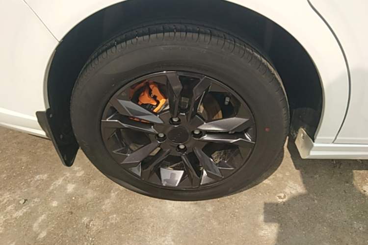 Used Dongfeng Aeolus Yixuan 2023 Mach Edition 1.5L Automatic Chasing Wind Version Right Rear Wheel Hub