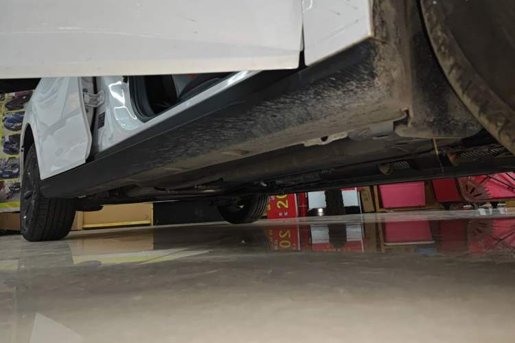Used Dongfeng Aeolus Yixuan 2023 Mach Edition 1.5L Automatic Chasing Wind Version Right Side Sill
