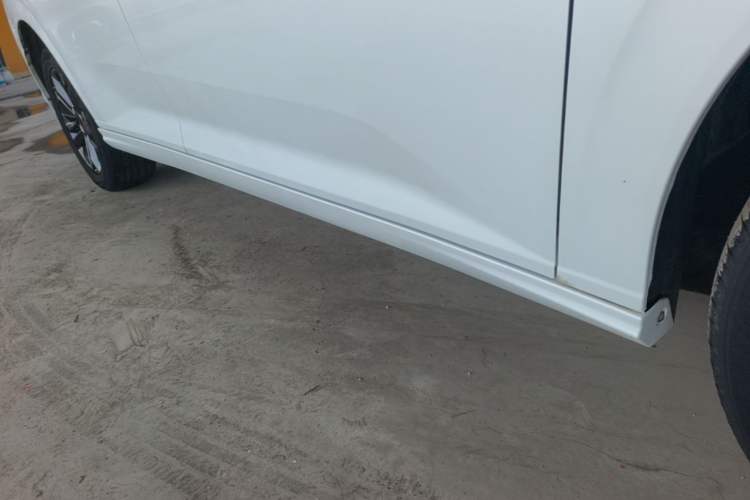 Used Dongfeng Aeolus Yixuan 2023 Mach Edition 1.5L Automatic Chasing Wind Version Right Side Sill