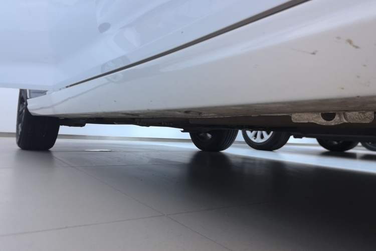 Used Dongfeng Aeolus Yixuan 2023 Mach Edition 1.5L Automatic Chasing Wind Version Right Side Sill