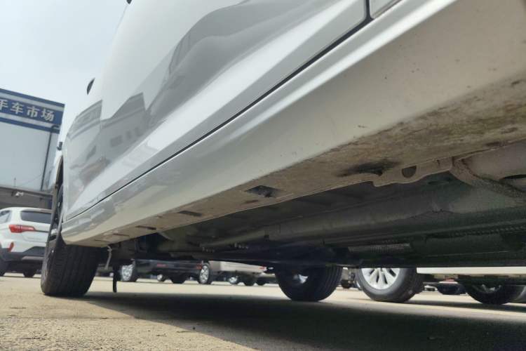 Used Dongfeng Aeolus Yixuan 2023 Mach Edition 1.5L Automatic Chasing Wind Version Right Side Sill