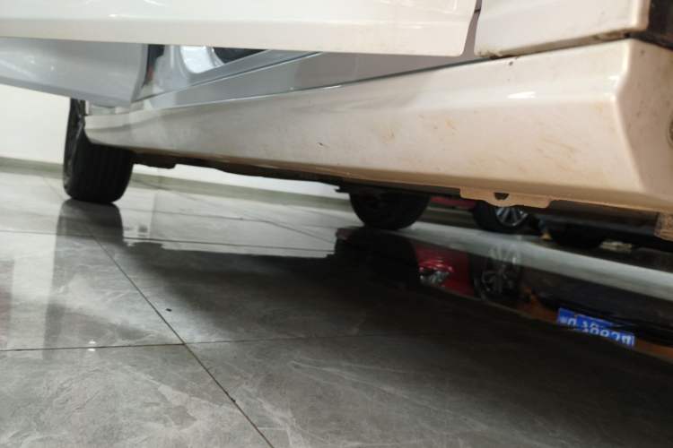 Used Dongfeng Aeolus Yixuan 2023 Mach Edition 1.5L Automatic Chasing Wind Version Right Side Sill