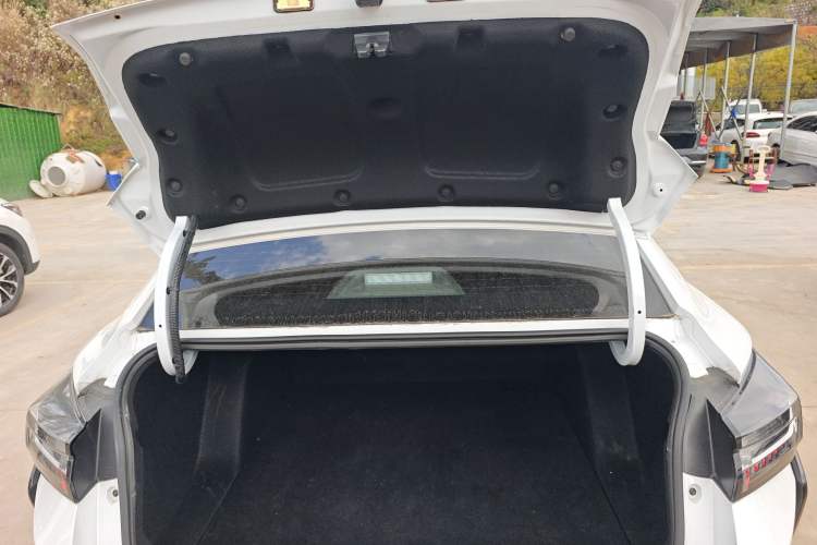 Used Dongfeng Aeolus Yixuan 2023 Mach Edition 1.5T Automatic Pursuit Rider Version Trunk