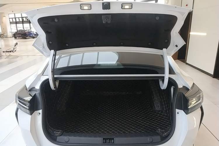 Used Dongfeng Aeolus Yixuan 2023 Mach Edition 1.5L Automatic Chasing Wind Version Trunk
