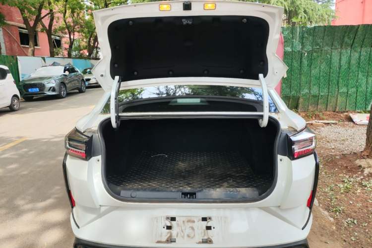 Used Dongfeng Aeolus Yixuan 2023 Mach Edition 1.5L Automatic Chasing Wind Version Trunk