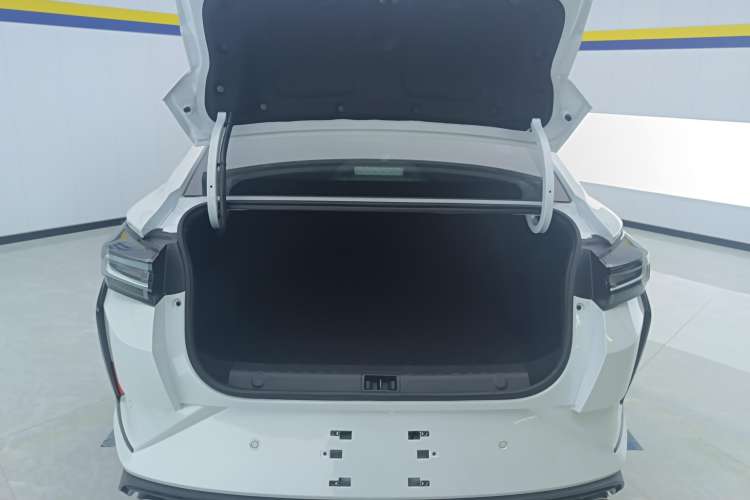 Used Dongfeng Aeolus Yixuan 2023 Mach Edition 1.5L Automatic Chasing Shadow Version Trunk