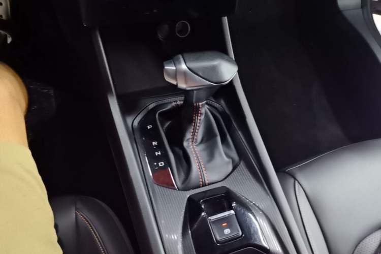 Used Dongfeng Aeolus Yixuan 2024 1.5T Automatic Jingqing Edition Gear Lever