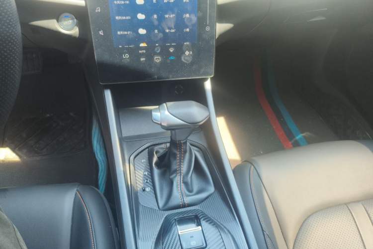 Used Dongfeng Aeolus Yixuan 2024 1.5L Automatic JingSu Edition Gear Lever